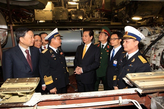 Thủ tướng Nguyễn Tấn Dũng đến thăm và thị sát tàu ngầm Kilo 636 mang tên “Tàu ngầm Hà Nội” của Hải quân Việt Nam trong chuyến thăm Nga tháng 5/2013 (Ảnh: Đức Tám - TTXVN)